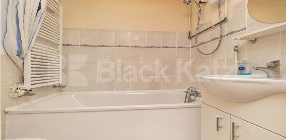 Spacious modern one bed mins to Tube Shops & Regents Park Mornington Crescent , Camden